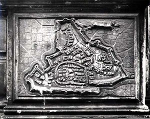 Mapa de Alívio da Fachada da Igreja mostrando a Cidade Fortaleza de Modon durante a Guerra Candiana 1645-69 entre os venezianos e os turcos, encomendada pela Família Barbaro (pedra) (foto a p&b) de Italian School