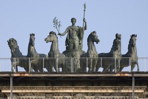 Carruagem de seis cavalos, detalhe do Arco da Paz, Milão, Itália de Italian School
