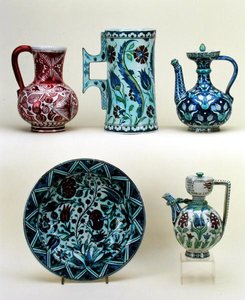 Em cima, L-R: Jarro; Grande Tankard; Cafeteira Oriental; Em baixo, L-R: Carregador; Cafeteira Oriental, toda maiolica de Cantagalli Factory, c.1890 (barro) de Italian School