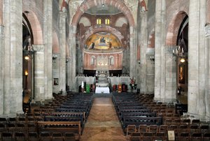 Vista da nave (século XII) de Italian School