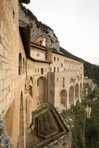 Vista do Mosteiro de São Benedetto (Sacro Speco) construído a partir do século XII, Subiaco (Roma), Itália de Italian School
