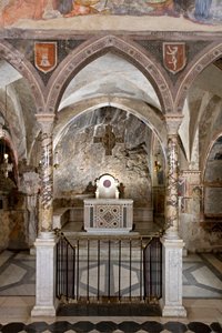 Vista do presbitério da Igreja Alta com o altar principal em estilo cosmatesco. Século XIII. Mosteiro de São Benedetto (Sacro Speco), Subiaco (Roma), Itália de Italian School