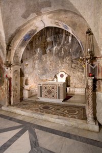 Vista do presbitério da Igreja Alta com o altar principal em estilo cosmatesco. Século XIII. Mosteiro de São Benedetto (Sacro Speco), Subiaco (Roma), Itália de Italian School