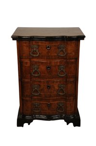 Cómoda de nogueira, c.1730 (nogueira) de Italian School
