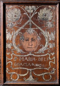 Placa de madeira decorada com um rosto e a inscrição "Santa Maria delle Gracia", sacristia del bramante 1429-1481 Basílica de Santa Maria delle Grazie Milan (banco de madeira decorado com um rosto e a inscrição "Santa Maria delle Gracia", sacristia Bramant de Italian School