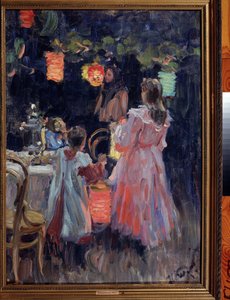 Lanterna Chinesa. Uma jovem e uma criança pequena ajudam uma mulher a pendurar e a acender lanternas de papel colorido por cima da mesa na varanda à noite. Pintura por Ivan Semyonovich Kulikov (Kulikov) (1875-1941), hu