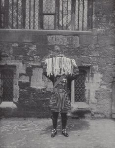 Distribuindo Dinheiro Maundy, Yeoman carregando Esmolas de J. Benjamin Stone