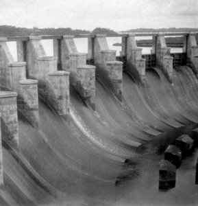 O vertedouro, Gatun Lock, Canal do Panamá, Panamá, início do século XX.