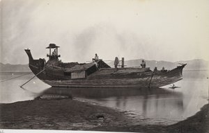 Vista de uma viga de um laung-zat ou barco de arroz atracado na margem do rio Irrawaddy de J. Jackson