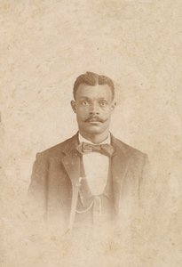 Fotografia de um homem de terno, colete e gravata, 1880 - 1900. de J. W. Taylor