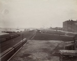 Vista para sul da Michigan Avenue a partir do lado oeste dos trilhos da Illinois Central Railroad, Chicago, c.1890 de J. W. Taylor