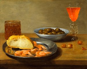 Um prato com camarão e um rolo e uma tigela com azeitonas,