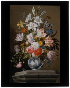 Natureza morta com tulipas, cravos e outras flores num vaso de porcelana sobre um pedestal