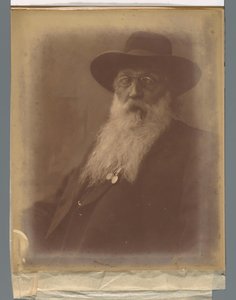 Retrato de um homem barbudo com um chapéu e um charuto na boca