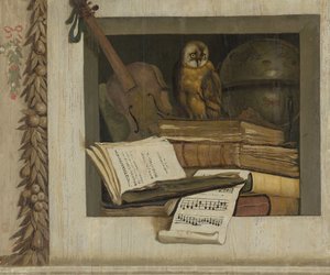 Natureza morta com livros, partituras, violino, globo celeste e uma coruja