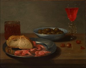 Um prato com camarões e um pãozinho, uma tigela com azeitonas, uma façon de Venise, um copo de cerveja e amêndoas numa mesa de Jacob Van Es