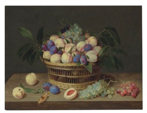 Pêssegos, ameixas e uvas num cesto de vime, com fruta e uma borboleta numa mesa de madeira