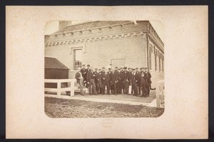 Foto de grupo dos operários, 1867-1869 Recuperação dos Lagos em Schieland leste de Rotterdam (título da série no objeto)