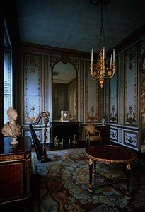 O Gabinete Interieur de la Reine (Câmara Interior da Rainha) decorado com painéis brancos e dourados por Jacques Verberckt (1704-71) (foto)