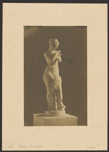 [Estátua de mulher]. de Jacques Alexandre Ferrier