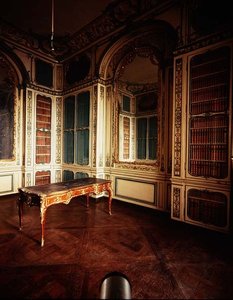 A Biblioteca de Luís XV com painéis brancos e dourados de Jacques Verberckt (1704-71) c.1730s (foto)