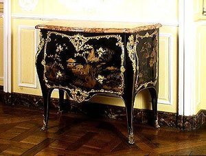 Cômoda estilo Luís XV, 1723-74 (madeira lacada)