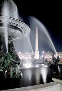 Vista da fonte feita por Jacques Ignace Hittorff e do obelisco da Place de la Concorde em Paris.