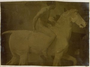 Estudo de um modelo nu masculino, sentado em um cavalo de gesso, no estúdio de Jacques de Lalaing, possível estudo preliminar para Retrato Equestre, Museu de Belas Artes de Ghent de Jacques Lalaing (attributed to)