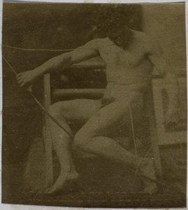Estudo de um modelo nu masculino, sentado num degrau, visto de frente com uma corda e uma vénia no colo, no estúdio de Jacques de Lalaing de Jacques Lalaing (attributed to)
