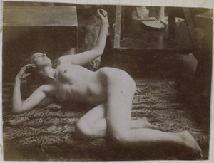 Estudo de uma modelo nua feminina, deitada sobre pele de tigre, no estúdio de Jacques de Lalaing de Jacques Lalaing (attributed to)