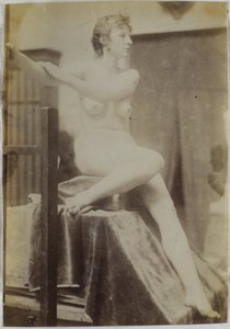 Estudo de uma modelo feminina nua, sentada no palco junto ao cavalete e vista de frente, no estúdio de Jacques de Lalaing, estudo preliminar para o túmulo de Fernand Scribe no cemitério de Gand de Jacques Lalaing (attributed to)