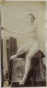 Estudo de um modelo nu feminino, sentado no palco ao lado de um cavalete e visto de frente, no estúdio de Jacques de Lalaing, estudo preliminar para o túmulo monumento Fernand Scribe no cemitério de Ghent de Jacques Lalaing (attributed to)