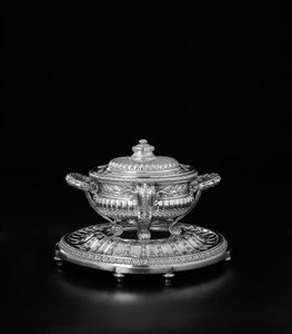 Terrina de sopa Luís XV, tampa e suporte do serviço Orloff, 1770 de Jacques-Nicolas Roettiers