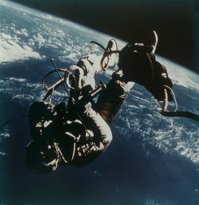O astronauta Edward White realiza a primeira caminhada espacial americana, 3 de junho de 1965. de James A McDivitt
