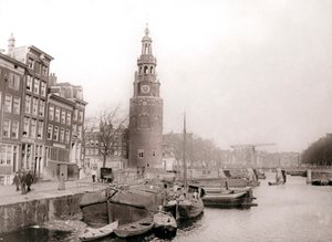 Barcaças no canal em frente ao Montelbaanstoren, Amsterdã, 1898. de James Batkin