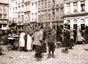 Meninos com aros em um mercado, Roterdã, 1898. de James Batkin