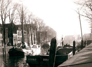 Barcos de canal, Dordrecht, Holanda, 1898. de James Batkin