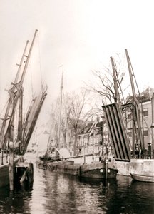 Ponte do canal e barcos, Dordrecht, Holanda, 1898. de James Batkin