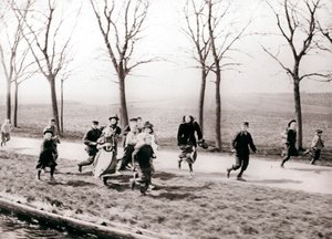 Crianças correndo ao lado de um canal, Monnickendam, Holanda, 1898. de James Batkin