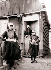 Meninas em trajes tradicionais, Marken Island, Holanda, 1898.