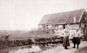 Habitantes da ilha de Marken, Holanda, 1898. de James Batkin