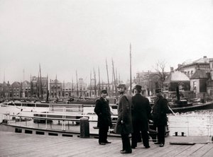 Homens por um barco de canal, Roterdã, 1898. de James Batkin
