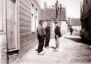 Homens em traje tradicional, Broek, Holanda, 1898.