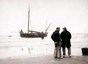 Homens na praia, Scheveningen, Holanda, 1898. de James Batkin