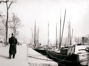 Policial por um canal, Roterdã, 1898. de James Batkin