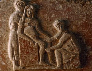 Um relevo do túmulo de um homem e uma mulher romanos mostra uma mulher a dar à luz. Museo A... de James L Stanfield