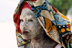 Uma mulher usa mussiro com creme de casca de árvore para proteger o rosto do sol. Mocambique... de James L Stanfield