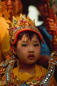 Um jovem adorador no Festival de Tabaung. Pagode de Shwe Dagon, Rangum, Birmânia. de James L Stanfield