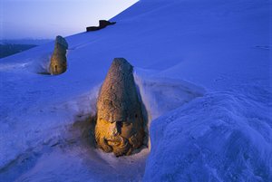 Monumentos funerários de Nemrut Dagi enterrados na neve. Nemrut Dagi, Monte Nemrut, Turquia de James L Stanfield