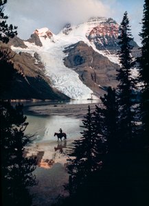 Cavalo solitário e cavaleiro reflectem no lago na base do pico mais alto do Canadá. Monte Robson... de James L Stanfield
